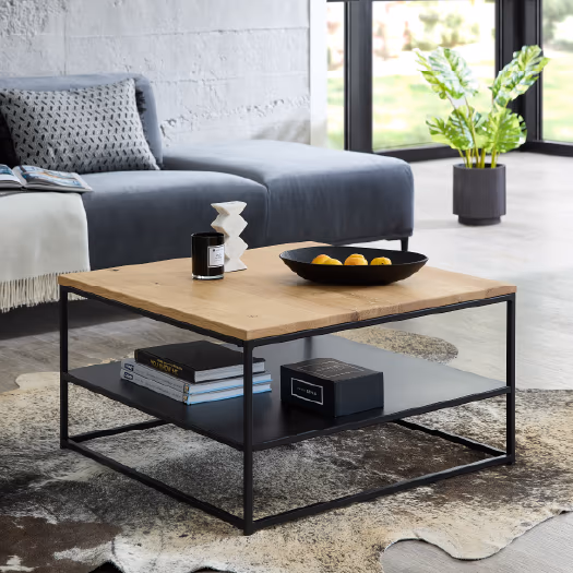 Weißer hölzerner Couchtisch in Wohnzimmer